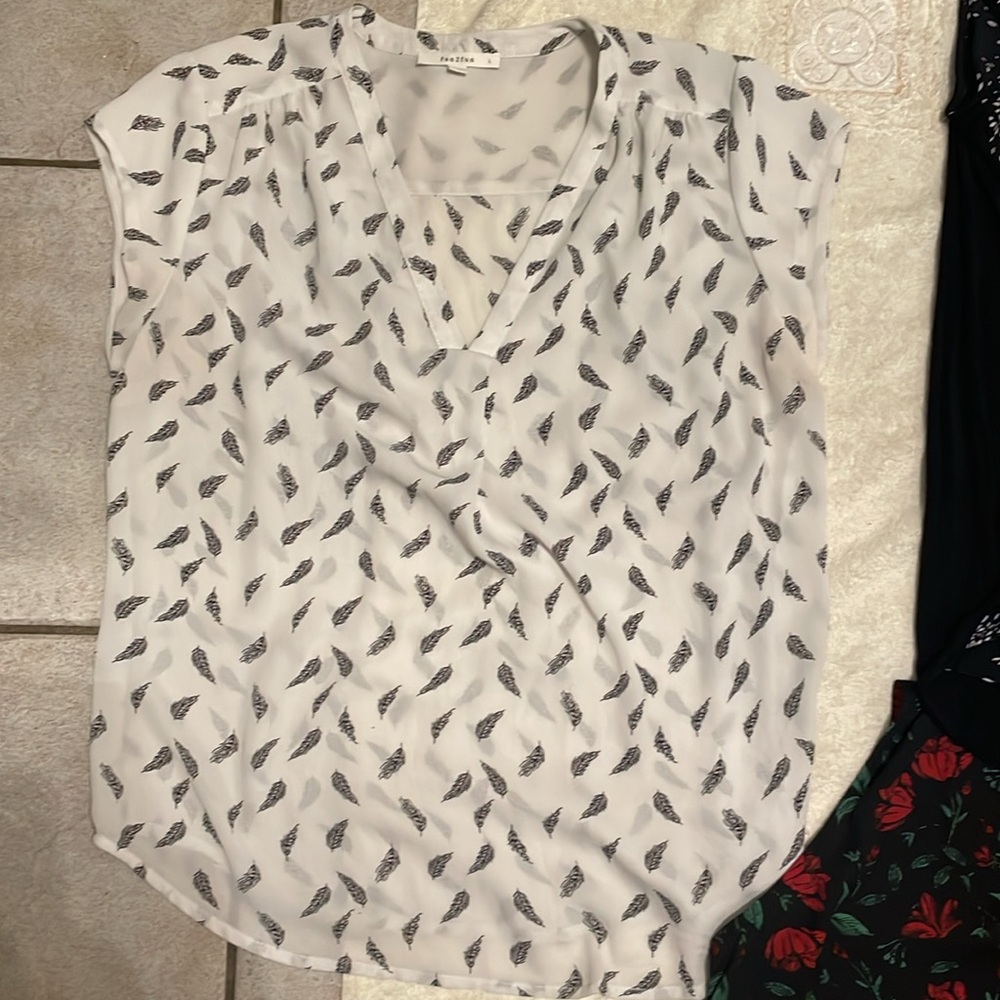 Stylish Women's Sleeveless Tops Bundle - Picture 4 of 9